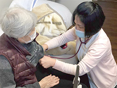 看護師、リハビリスタッフによる訪室(バイタル測定の様子) 看護師、リハビリスタッフによる訪室(バイタル測定の様子)