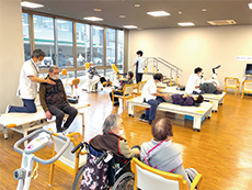 理学療法士による個別リハビリの様子 理学療法士による個別リハビリの様子