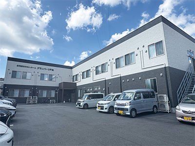 静かな住宅街にあり、お天気がいい日には隣の公園へ出かけることも